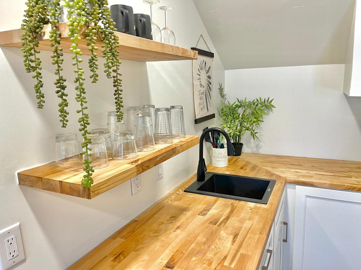Newly Renovated, Modern And Cosy One Bedroom Condo With Full Kitchen And Lounge Redding Exterior photo