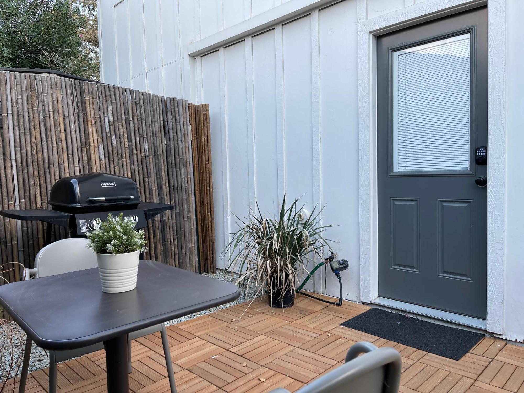 Newly Renovated, Modern And Cosy One Bedroom Condo With Full Kitchen And Lounge Redding Exterior photo