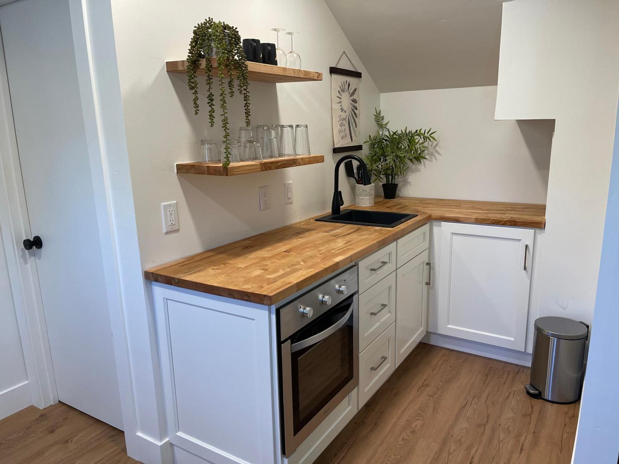 Newly Renovated, Modern And Cosy One Bedroom Condo With Full Kitchen And Lounge Redding Exterior photo